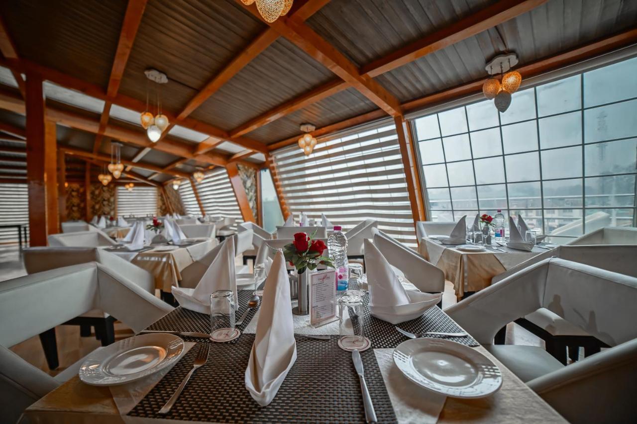 Hotel Rose Petal Srinagar Ngoại thất bức ảnh