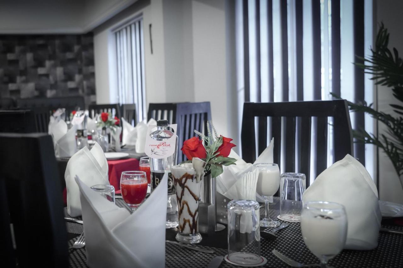 Hotel Rose Petal Srinagar Ngoại thất bức ảnh