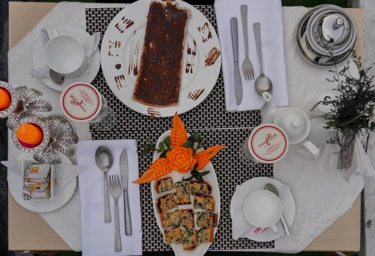 Hotel Rose Petal Srinagar Ngoại thất bức ảnh