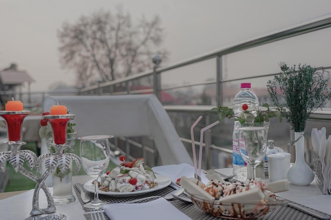 Hotel Rose Petal Srinagar Ngoại thất bức ảnh