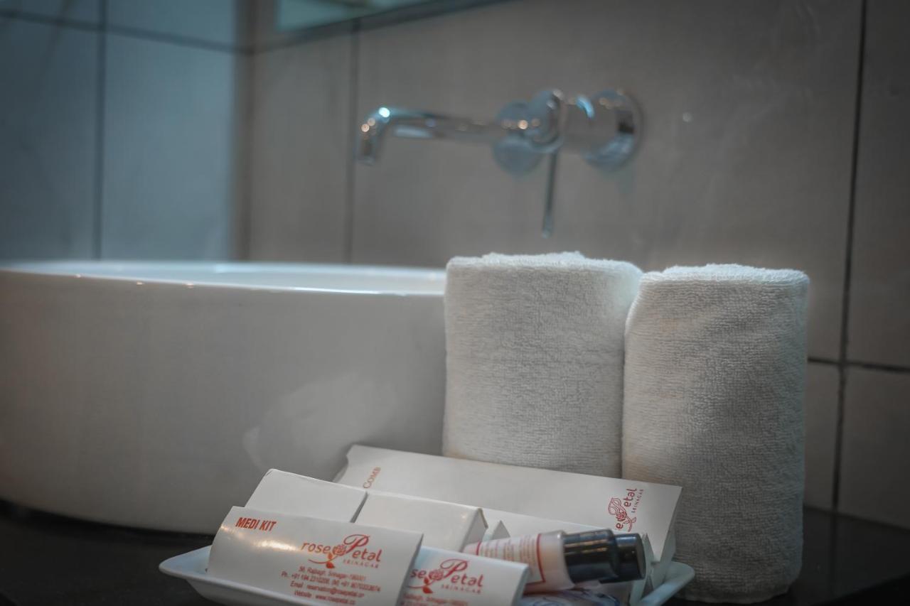 Hotel Rose Petal Srinagar Ngoại thất bức ảnh